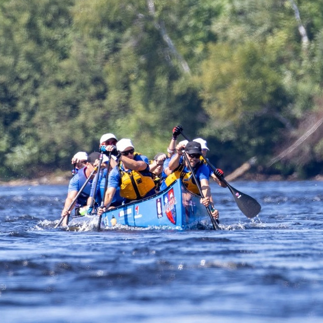 Photo: Emmanuelle Photographie L'Équipe de Rabaska du Drakkar de Beauce